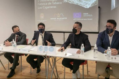 El Alcalde de Alicante, Luis Barcala, acompañado por los concejales de Proyectos y Urbanismo y por el Arquitecto de esta actuación