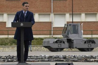 Sánchez, en el "paripé" de la destrucción de las armas de ETA.