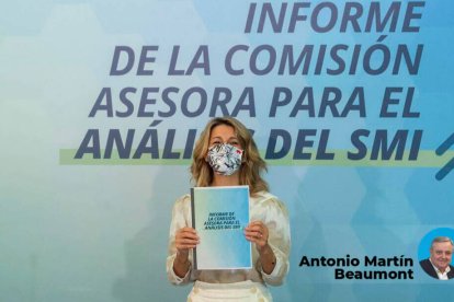 Yolanda Díaz con el informe de la Comisión Asesora para el Análisis del SMI.