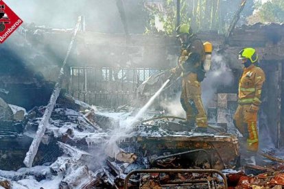 La vivienda ha quedado totalmente calcinada por el fuego / Consorcio provincial de Bomberos