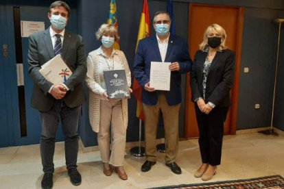 El director General de Turismo, Herick Campos, ha recibido una copia del documento con el que la Semana Santa de Alicante pide el reconocimiento nacional