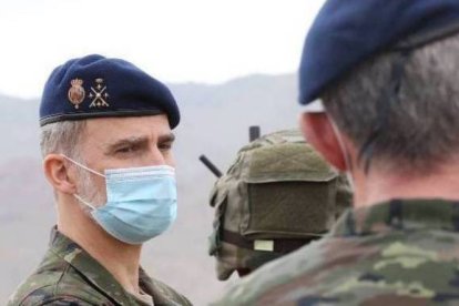 El Rey Felipe, este jueves, en unas maniobras militares de la OTAN.