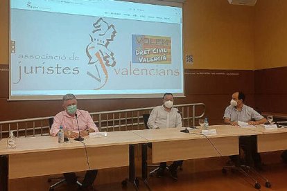 La Asociació de Juristes Valencians ha iniciado en Alicante la campaña "Dret Civil a la Mar"