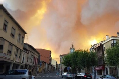 Vista del incendio desde El Barraco el domingo 15 por la tarde