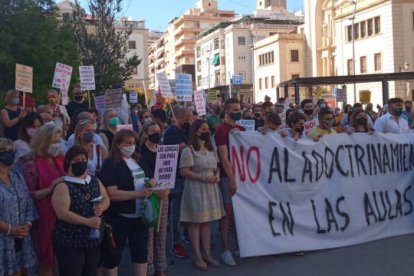 La concentración se ha celebrado frente a la Subdelegación del Gobierno en Alicante / D. Monllor