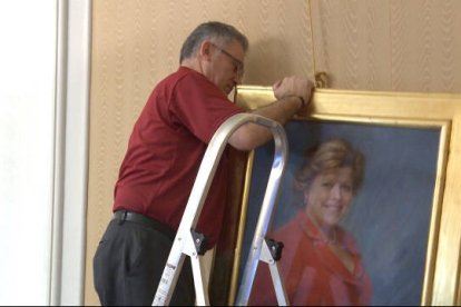 Retirada del retrato de Milagrosa Martínez de las Cortes Valencianas en 2018 / Foto de archivo