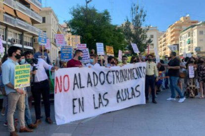 Manifestación en Alicante contra el conseller de Educación Vicent Marzà