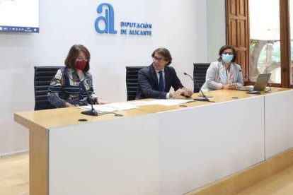 El diputado de Residentes Internacionales, Juan de Dios Navarro, junto a la rectora de la UA, Amparo Navarro, y la profesora de Sociología Raquel Huete