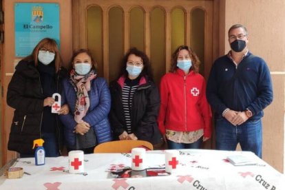 Julio Oca, primer teniente de alclade acompañado por la edil de Bienestar Social, Mercé Pairó, Reyes Torres, presidenta de AMUDECA, Marcela Micle, tesorera de la asociación y una voluntaria de Cruz Roja