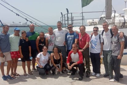 Javier Ortega Smith junto a los pescadores de Santa Pola y a representantes de Vox en las instituciones