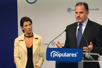 Laura Garrido y Carlos Iturgaiz