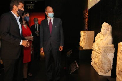 El presidente de la Diputación de Alicante, Carlos Mázon, la vicepresidenta y diputada de Cultura, Julia Parra, y el embajador de Italia, Riccardo Guariglia, han presentado la exposición