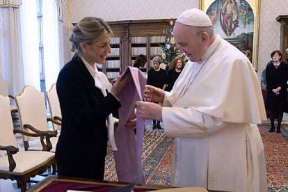 Yolanda Díaz muestra al Papa la estola que le ha regalado