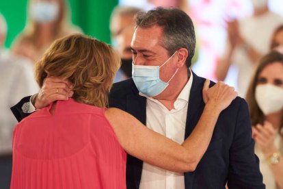 El secretario general del PSOE-A, Juan Espadas, abraza a su antecesora, la expresidenta de la Junta de Andalucía,  Susana Díaz.