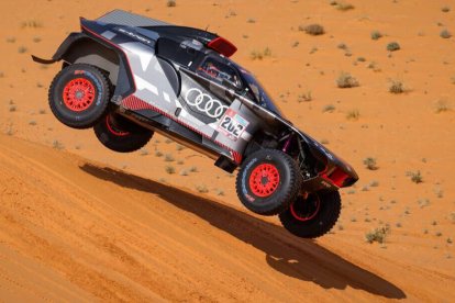 El Audi de Carlos Sainz surcando las dunas del desierto de Arabia.