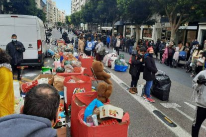 Entrega de juguetes en la calle Colón de Valencia