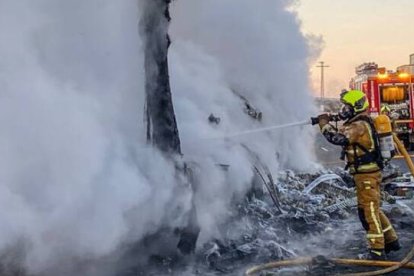 Los bomberos han extinguido el incendio de uno de los camiones accidentados