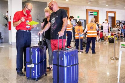 Pasajeros procedentes del primer vuelo con origen Gran Bretaña / Adrià Riudavets / Europa Press