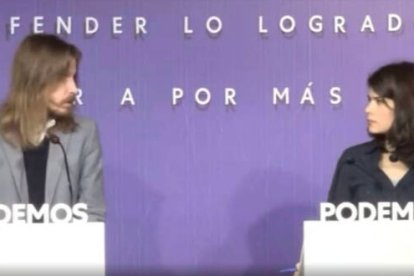 El candidato de Podemos en Castilla y León e Isa Serra se miran sin saber qué decir tras la pregunta