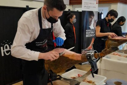 Juan Antonio Maestre, subcampeón internacional de cortadores de jamón