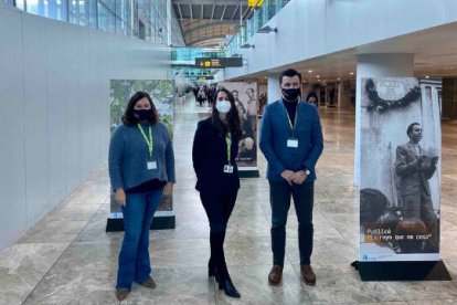 José Aix, vicealcalde de Orihuela, Mar Ezcurra, concejala de Cultura, y Soraya Pina, jefa de Gabinete de Dirección del Aeropuerto Alicante-Elche Miguel Hernández