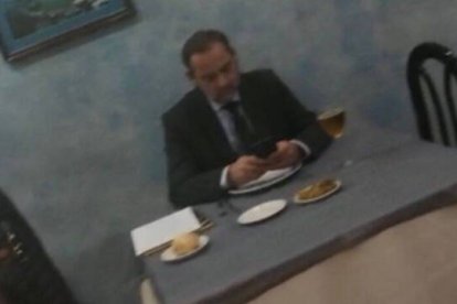 José Luis Ábalos y su solitaria comida