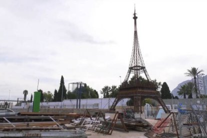 La reproducción de la torre parisina está en una chatarrería de Dènia