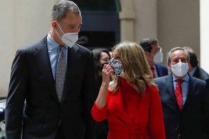 Yolanda Díaz junto a Felipe VI.