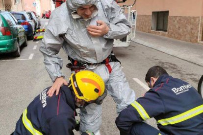 El agente del cuerpo de bomberos ha tenido que entrar al domicilio ataviado con un traje especial