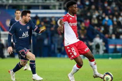 Tchouaméni protege el balón ante 
Messi durante un partido entre el Mónaco y el PSG esta temporada.