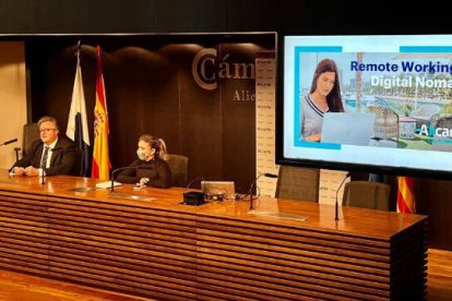 La vicealcaldesa de Alicante, Mari carmen Sánchez, y el presidente de Provía, Jesualdo Ros, durante la presentación