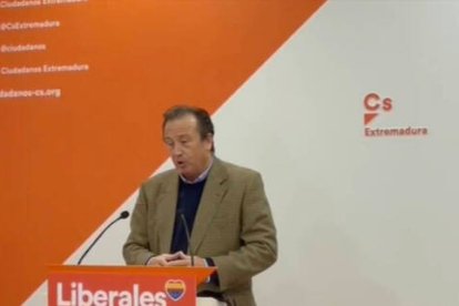 El diputado de Ciudadanos en Extremadura, Fernando Baselga, que pide batamantas gratis