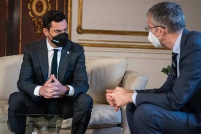 El presidente de la Junta, Juanma Moreno, ha recibido este miércoles en el Palacio de San Telmo al gobernador del Banco de España, Pablo Hernández de Cos.