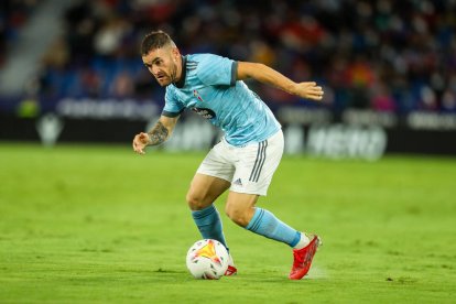 Javi Galán conduce el balón durante un partido con el Celta.