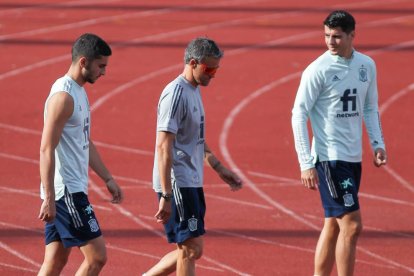 Ferrán Torres, junto a Luis Enrique y a Álvaro Morata, en una reciente concentración de la selección.