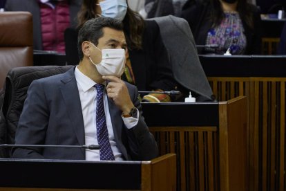 El presidente de la Junta de Andalucía, Juanma Moreno, ayer en la sesión plenaria del debate presupuestario.