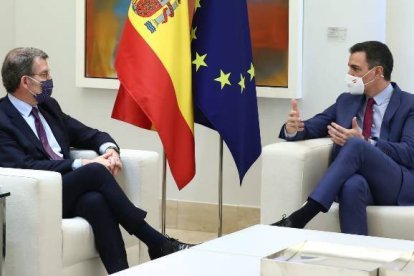 Pedro Sánchez y Alberto Núñez Feijóo, este jueves en La Moncloa.