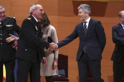 Marlaska saluda al director operativo de la Policía. A su derecha, Francisco Pardo, director general del Cuerpo.