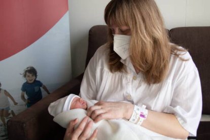 Mariia, madre ucraniana huída de la guerra, y su bebé, nacido en el Hospital de Dénia. Foto: Ribera Salud