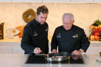 David Bisbal junto al chef  Antonio Gázquez, preparando la receta con el sabor más almeriense.