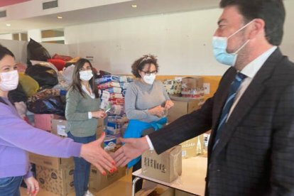 Luis Barcala, alcalde de Alicante, ha visitado las instalaciones del centro de recogida de alimentos