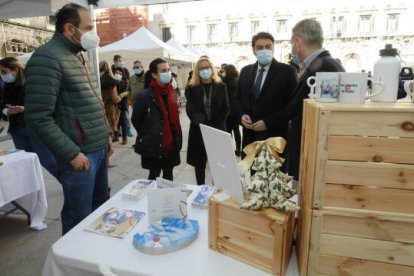 El alcalde de Alicante, Luis Barcala, ha acudido esta mañana a la Feria de Empleo