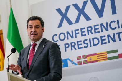 El presidente de la Junta de Andalucía, Juanma Moreno, en La Palma, durante la Conferencia de Presidentes.