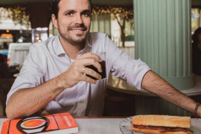 Garzón con un bocadillo de carne