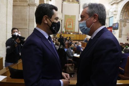 El presidente de la Junta de Andalucía, Juanma Moreno (PP), con el secretario socialista, Juan Espadas , tras su designación como senador.