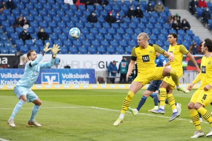 Haaland remata a puerta en uno de los últimos partidos con el Borussia.