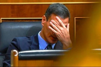 Sánchez, en un gesto pensativo en su escaño del Congreso.