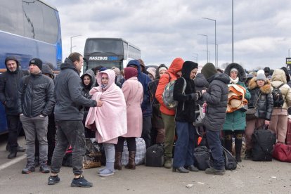 Decenas de ciudadanos ucranianos esperan en la frontera para salir hacía sus países de acogida.