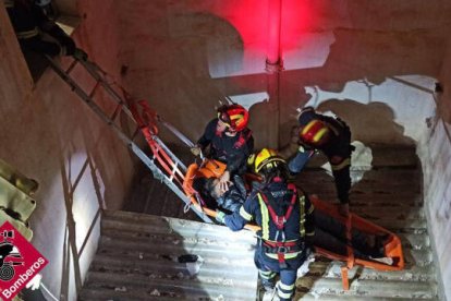 Los bomberos han rescatado al joven accidentado