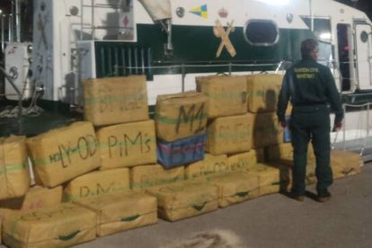 La Guardia Civil recibió un aviso de los paquetes flotando en el mar